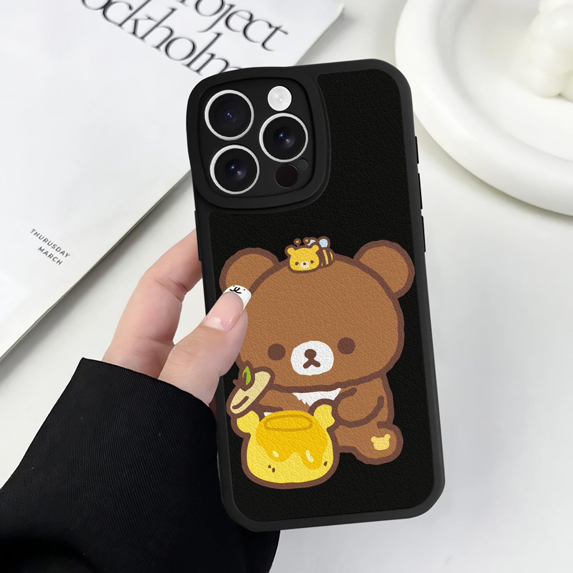 （画像用） リラックマ リラックマ キイロイトリ Rilakkuma Korilakkuma Kiiroitori 【iPhone 16シリーズ対応】シリコンスマホケース（レザー調） 材質：シリコン